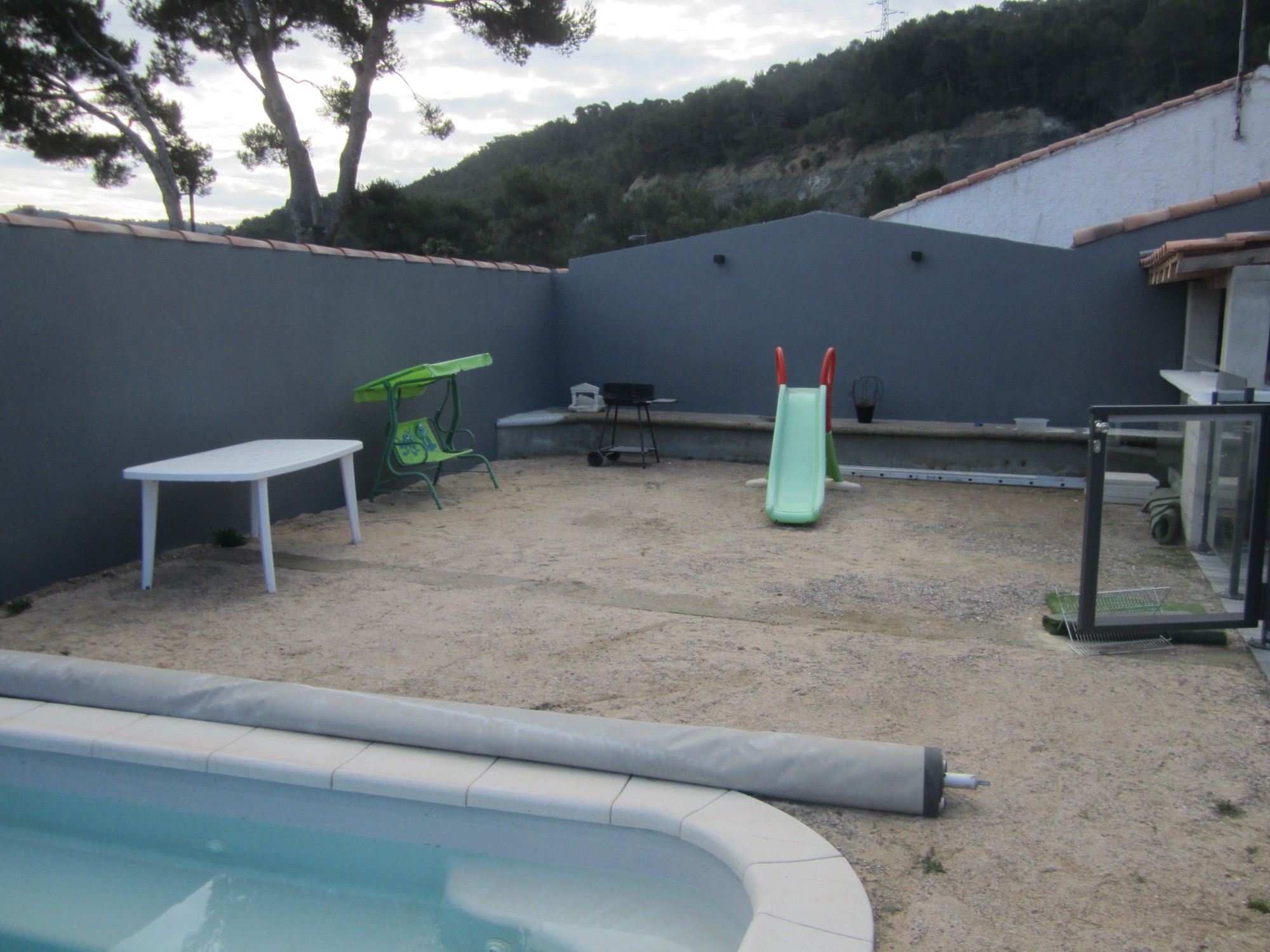 Pose d'un gazon synthétique autour d'une piscine, La Bédoule, Vert Tige