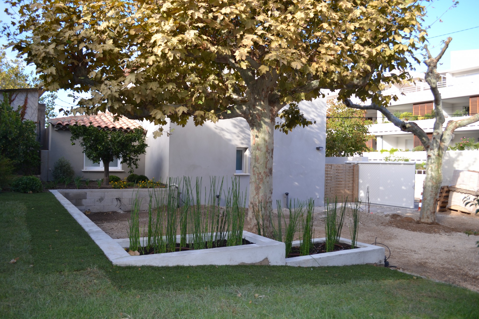 Création de jardinières bâties dans un jardin privé